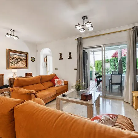 بيت للعطل 3160 Elegant Seafront House