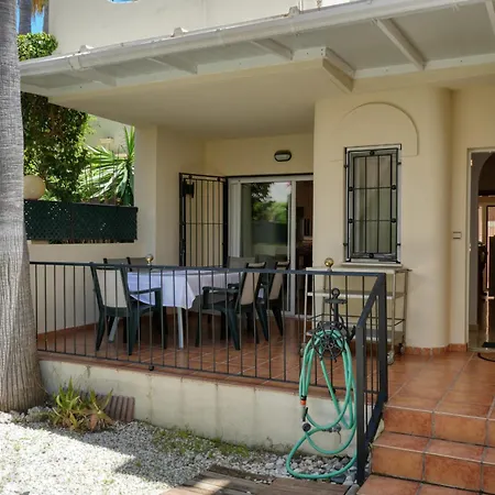 بيت للعطل 3160 Elegant Seafront House